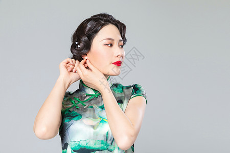 旗袍女性带耳环背景图片