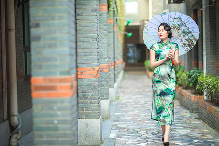 旗袍女性打伞背景图片