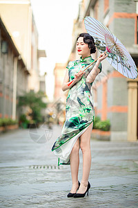 旗袍女性打伞图片