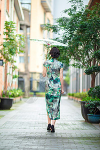 旗袍女性打伞背景图片