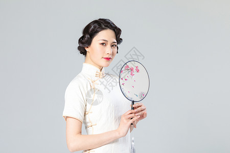 旗袍女性扇子背景图片