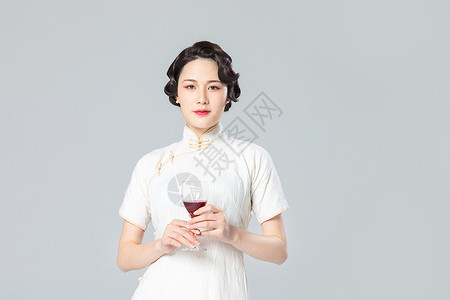 旗袍女性品酒背景图片