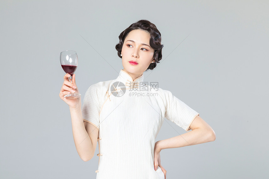 旗袍女性品酒图片