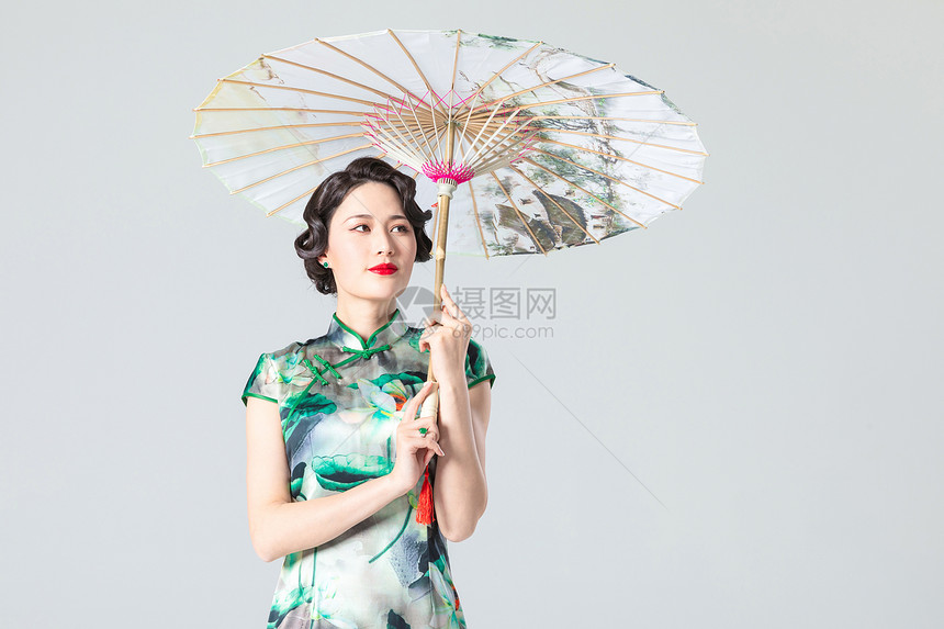 旗袍女性打伞图片