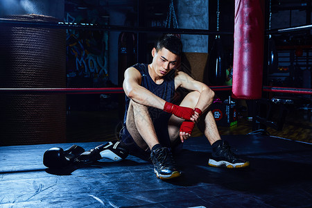 男性拳击运动员休息热身图片
