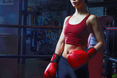 搏击手套带着拳击手套的运动女性背景