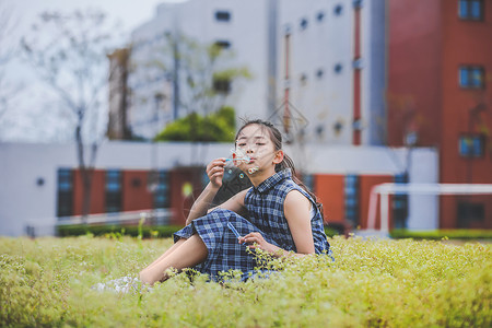 小女孩操场吹泡泡图片