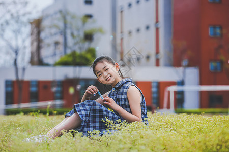 吹泡泡小女孩小女孩操场吹泡泡背景