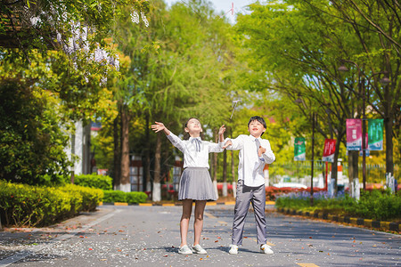 蜻蜓飞小学生飞竹蜻蜓背景