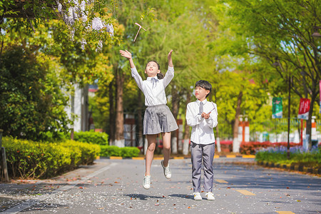 跳起来的小学生飞竹蜻蜓背景