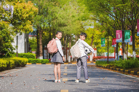 转身身小学生放学背景