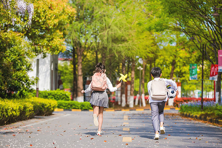 背书包小学生小学生放学奔跑背景