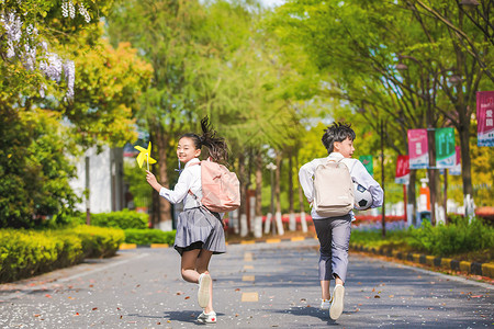 小学生放学踢足球背景图片