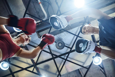 健身房活力男女拳击训练图片