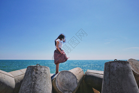 越南美女线稿美奈海边的少女侧影背景