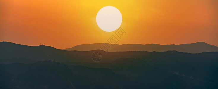 山岭上红日夕阳红的天空高清图片
