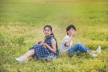 小学生操场吹泡泡图片