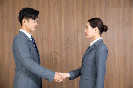 年轻商务人士握手背景图片