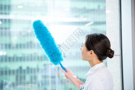 女性家政人员清洁窗户高清图片