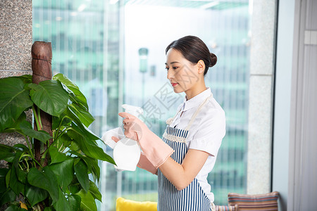 保洁人员给绿植浇水背景图片