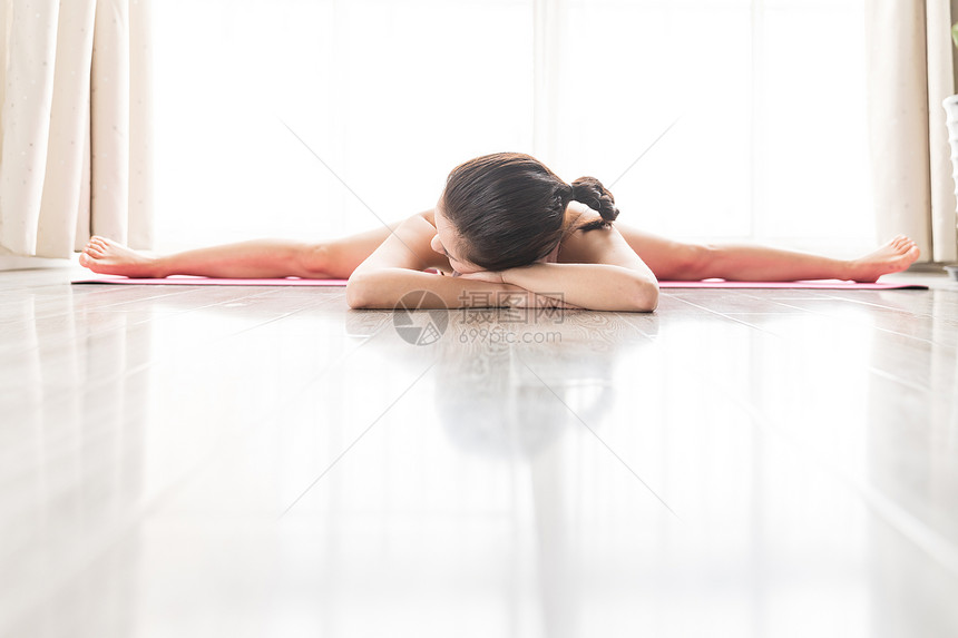 女性瑜伽瘦身图片