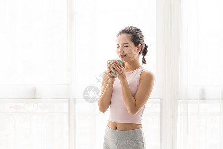 商务男拿水杯健身美女拿水杯背景