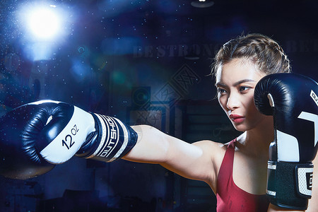 女性拳击运动员打拳高清图片
