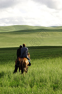 内蒙古草原上的牧民高清图片
