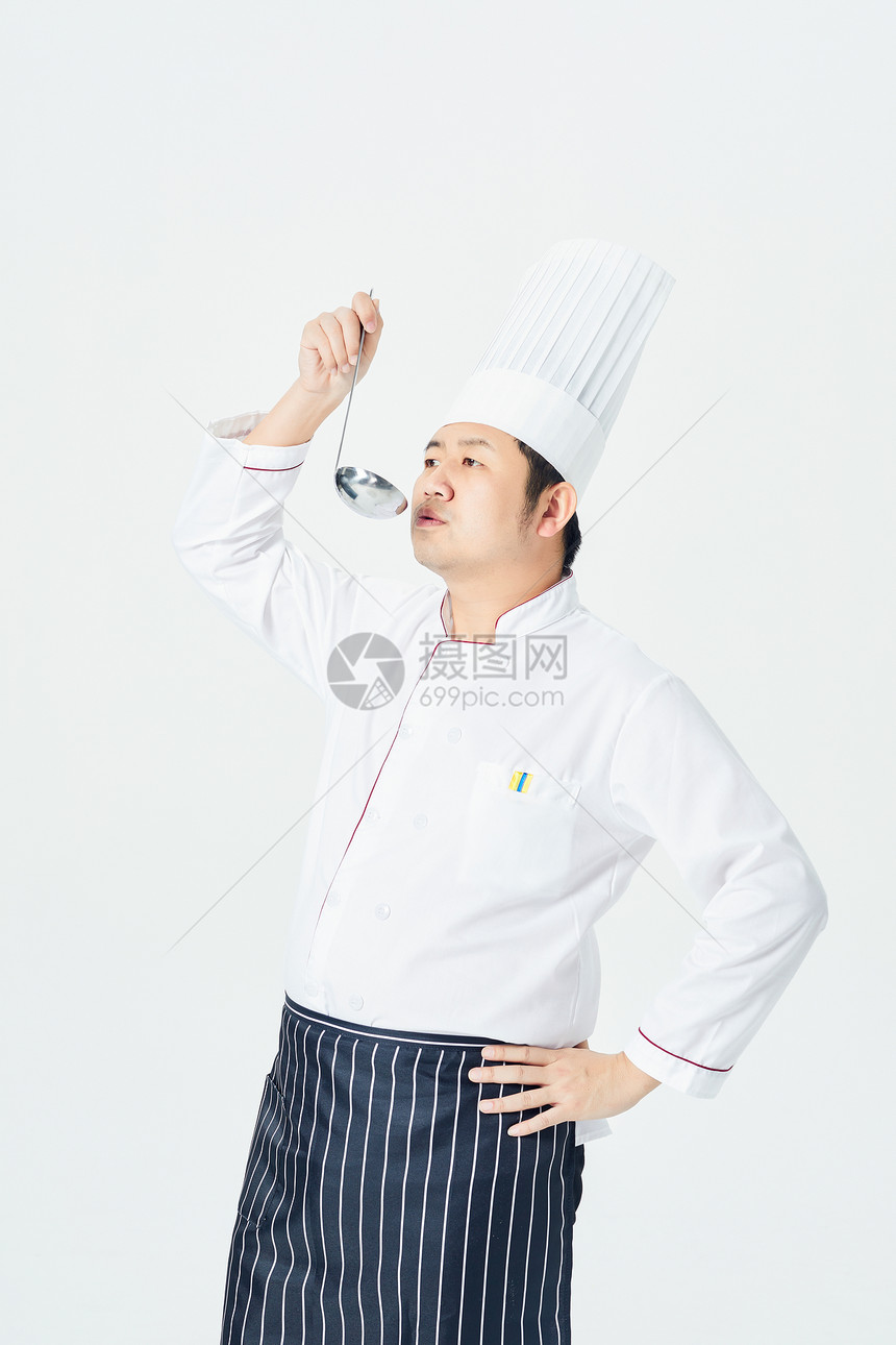 男厨师拿着汤勺图片