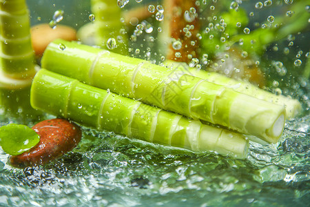 水中的蔬菜水中的竹笋背景