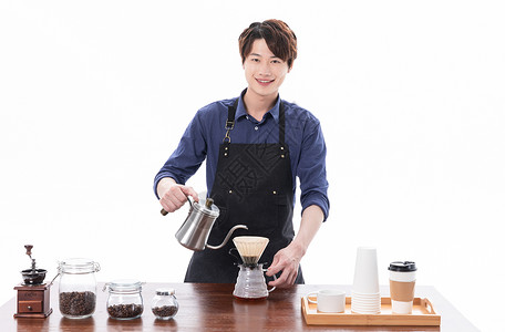 男性咖啡师制作手冲咖啡图片