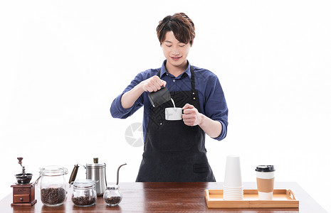 男性咖啡师制作手冲咖啡背景图片