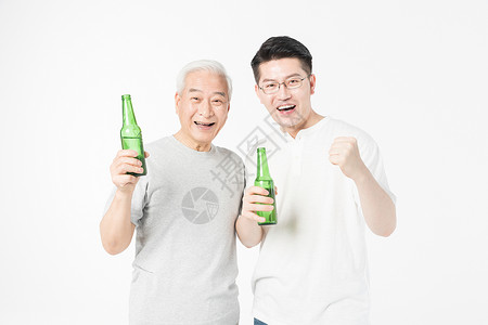 父子喝酒老年父子庆祝背景