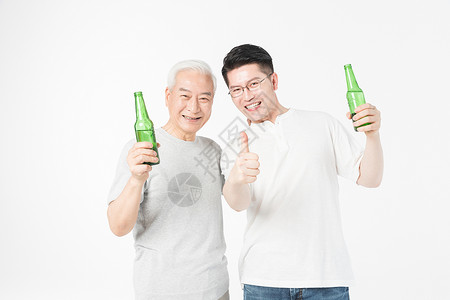 父子喝酒老年父子庆祝背景