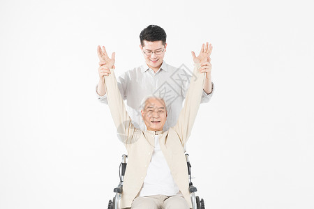 老年父子轮椅陪伴图片
