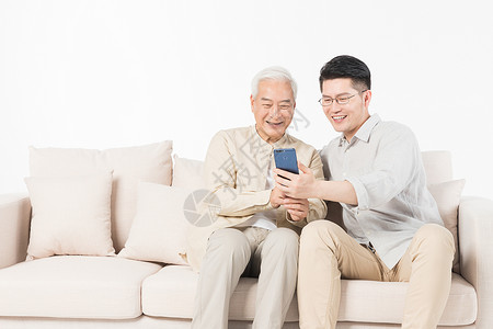 老年人和年轻人老年父子看手机背景