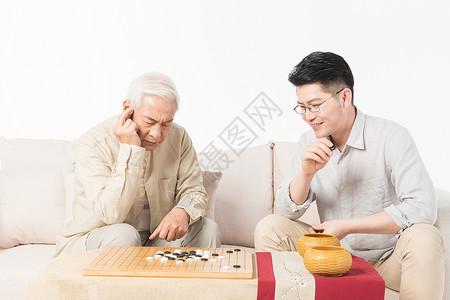 老年父子下棋背景图片