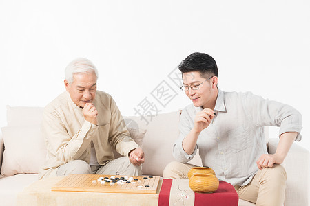 老年父子下棋图片