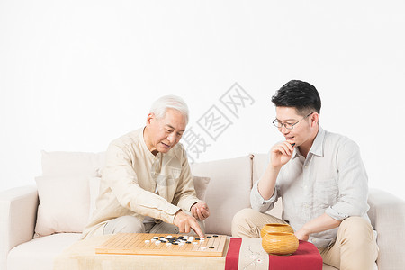 老年父子下棋背景图片