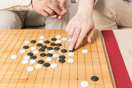 老年父子下棋特写图片