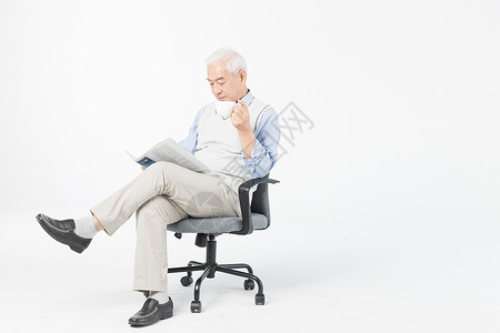 坐办公椅老年人看看书喝茶背景