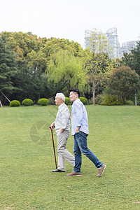 老年父子陪伴图片