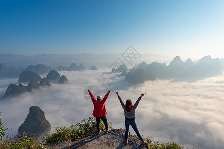 开心一对一对情侣爬山日出观云海背景