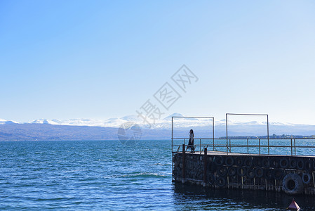 亚美尼亚的塞万湖渡头高清图片