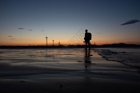 六鳌海滩风车日落沙滩人物剪影背景