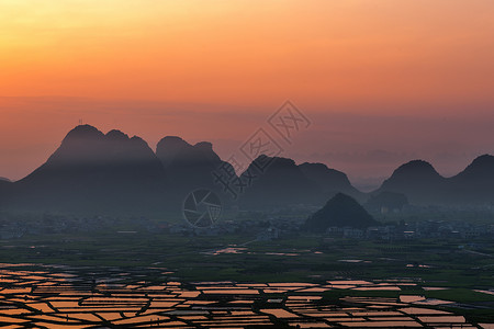 夕阳下山峦图片