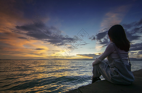 女孩休闲看海背景图片