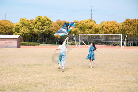 童年玩伴儿童操场放风筝背景