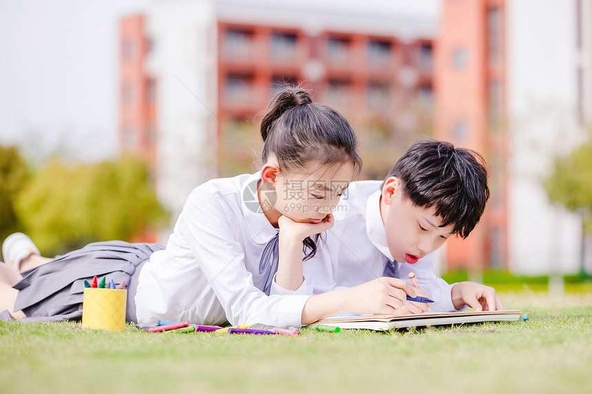 小学生在操场上画画图片