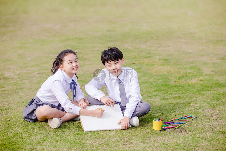 小学生操场嬉戏图片